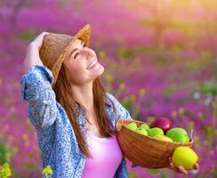 atractivo niña con manzanas cesta foto