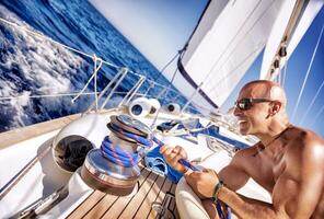 hermoso fuerte hombre trabajando en velero foto