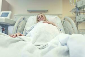 embarazada mujer en el prenatal clínica foto
