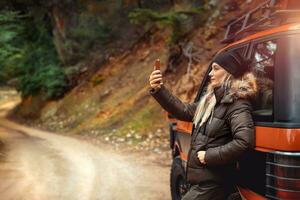 bonito mujer haciendo selfie foto