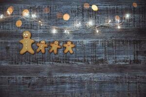 Navidad mesa con pan de jengibre galletas foto