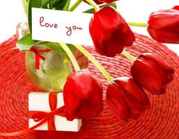 rojo tulipanes con tarjeta postal foto