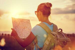 viajero niña con un mapa foto