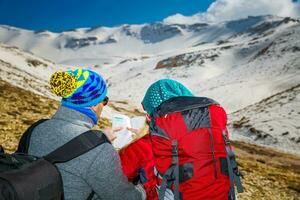 viajeros en el Nevado montañas foto