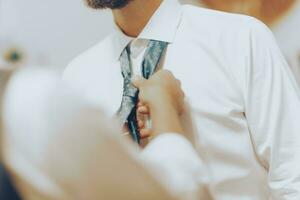 novio con un padrino de boda foto