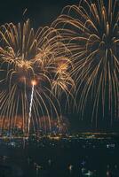 hermosa fuegos artificiales en noche cielo foto