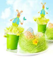Pascua de Resurrección huevos con conejito juguetes foto