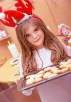 pequeño niña haciendo Navidad galletas foto