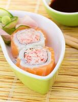 deliciosos rollos de sushi foto