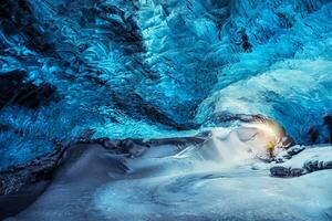 hombre en el glaciar cueva, Islandia foto