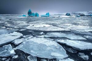 glacial lago con icebergs foto