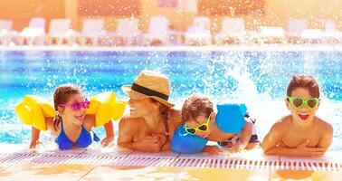 contento familia en el piscina foto