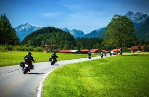 motociclistas en montañoso la carretera foto