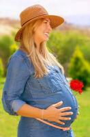 contento embarazada mujer al aire libre foto