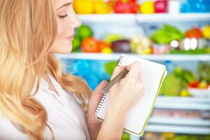 linda ama de casa escritura lista a supermercado foto