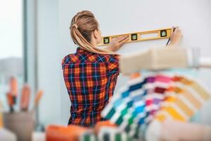 mujer haciendo reparar foto