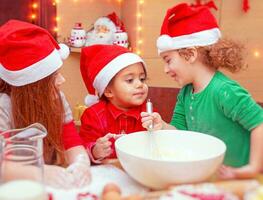 Tres niños haciendo Navidad galletas foto