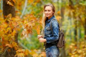 bonito niña en otoño bosque foto