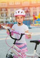linda pequeño niña con bicicleta foto
