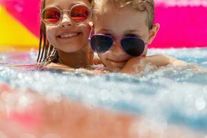 alegre amigos jugando en el piscina foto