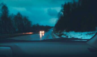 noche la carretera viaje en el coche foto