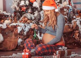 embarazada mujer en Navidad víspera foto