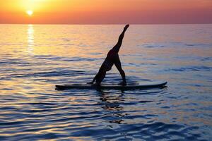 haciendo yoga en el playa foto