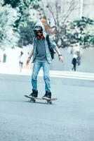 adolescente chico en patineta en el calle foto