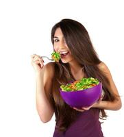 atractivo hembra comer ensalada foto