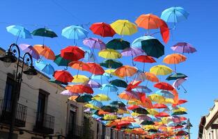 calle decorado con de colores paraguas.madrid Getafe España foto