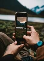 ai generado viaje blogger en Paja sombrero joven hermoso chico grabación viaje vlog en cámara atractivo a unirse él por ai generador foto