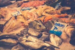 Barcelona, la boqueria un cubierto mercado para pez, carne, verduras, frutas y comidas de todas tipos foto