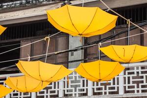 calle decorado con amarillo paraguas foto