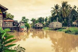 típico casa en el tonle savia Lago, Camboya. foto