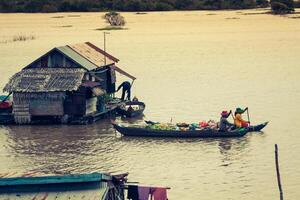 el pueblo en el agua. tonle savia lago. Camboya foto