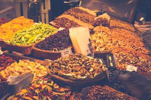 Barcelona, la boqueria un cubierto mercado para pez, carne, verduras, frutas y comidas de todas tipos foto