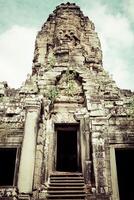 caras de antiguo bayon templo a angkor qué, siem recoger, Camboya foto