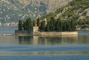 isla Iglesia en perast kotor bahía montenegro foto