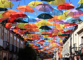 calle decorado con de colores paraguas.madrid Getafe España foto