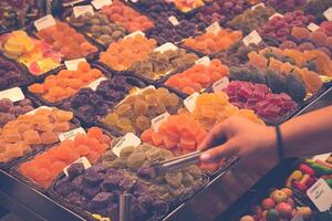 frutas y vegetales puesto en la boquería, el más famoso mercado en Barcelona. foto