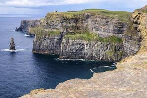 famoso acantilados de Moher con torre. Irlanda foto