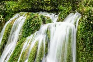 grande cascada ver en el nacional parque de plitvice en Croacia foto