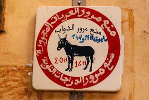 la carretera señales en Fez, Marruecos, África foto