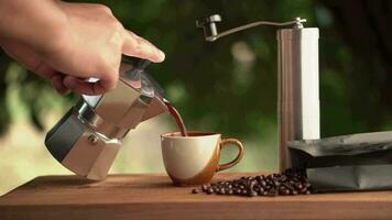 moka pot et verser café. video