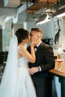 novia y novio dentro de un bar de cócteles foto