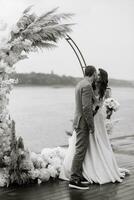 ceremonia de boda de los recién casados en el muelle foto