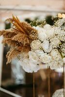 elegantes decoraciones de boda hechas de flores naturales foto