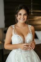 novia con un vestido blanco en el campo de entrenamiento foto