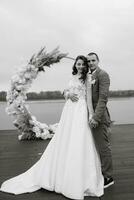 el primero Boda danza de el novia y novio en el muelle cerca el río foto