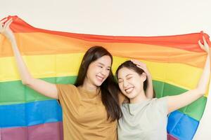 lgbt grupo. bueno mirando lesbiana parejas sonrisa brillantemente cubrir arco iris banderas asiático joven Pareja abrazando cada otro felizmente, amante en amar, bisexualidades, homosexualidad, libertad, expresión, contento vida foto